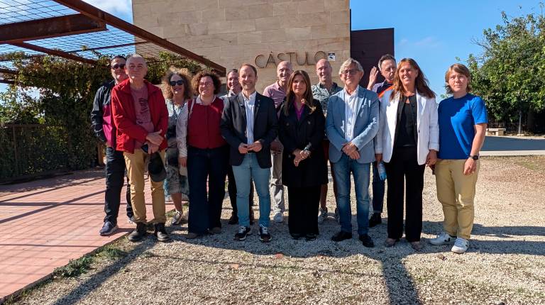 <i>Erik Domínguez, junto a los periodistas internacionales en Cástulo. / Diario JAÉN.</i>