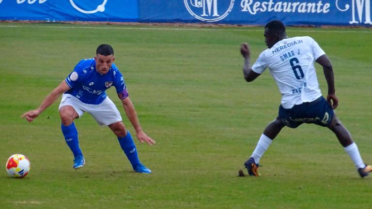  Hugo Díaz trata de regatear a Omar Jaiteh en el partido ante el UCAM Murcia. / Antonio del Arco.