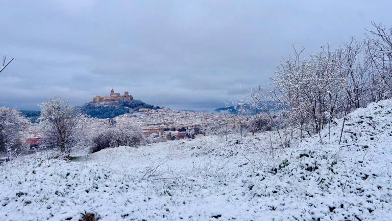 Las sierras de Jaén amanecen teñidas de blanco
