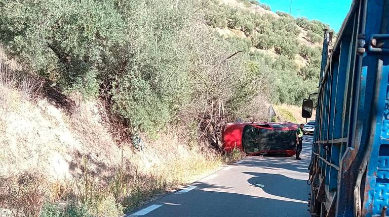 <i>Vehículo volcado en la carretera A-6204.</i>