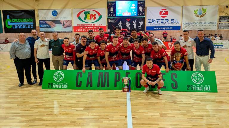<i>Los jugadores, cuadro técnico y directivos del Oleoinnova posan con el trofeo de campeones. / Oleoinnova Mengíbar.</i>