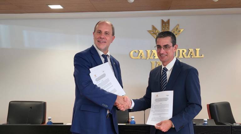 <i>El rector de la UJA Nicolás Ruiz y el director general de Caja Rural de Jaén Fernando Planelles suscriben un nuevo convenio de colaboración. / UJA.</i>