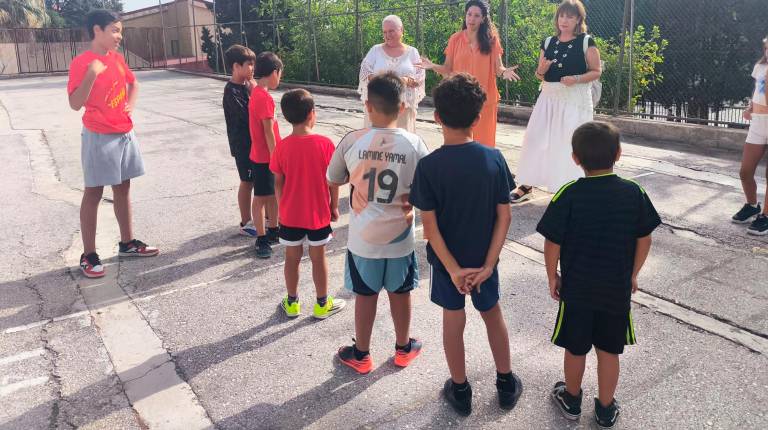 <i>Ana Mata visita la escuela de verano que acoge el IES Jabalcuz de la capital, acompañada por la delegada territorial Ángela Hidalgo. / Junta de Andalucía.</i>