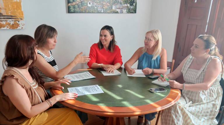 <i>Ángeles Díaz mantienen un encuentro con la Asociación de Daño Cerebral Adquirido. / Ayuntamiento de Jaén.</i>