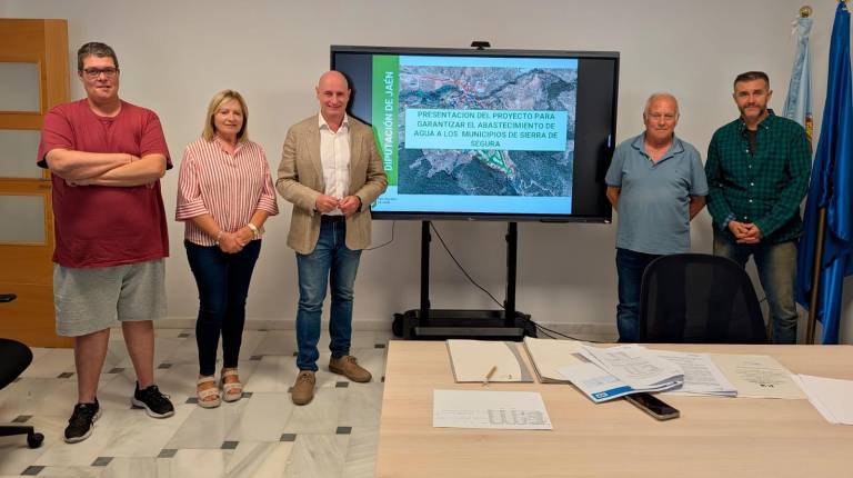 <i>Presentación del Proyecto de interconexión de abastecimiento del agua de Sierra de Segura. / Diputación de Jaén. </i>