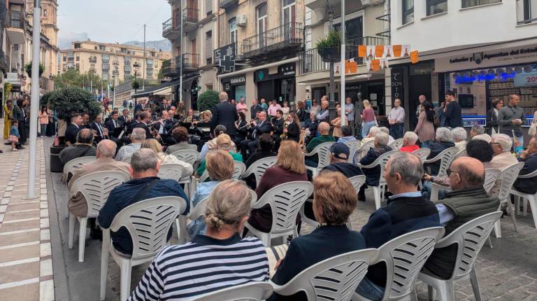<i>Concierto extraordinario de la Banda Municipal de Música de Jaén en la calle Bernabé Soriano. / Ayuntamiento de Jaén. </i>