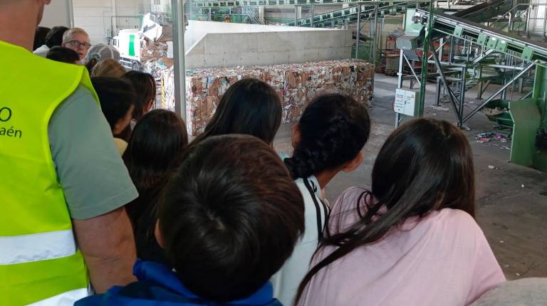 <i>El alumnado visita las instalaciones de Resurja. / Diputación de Jaén.</i>