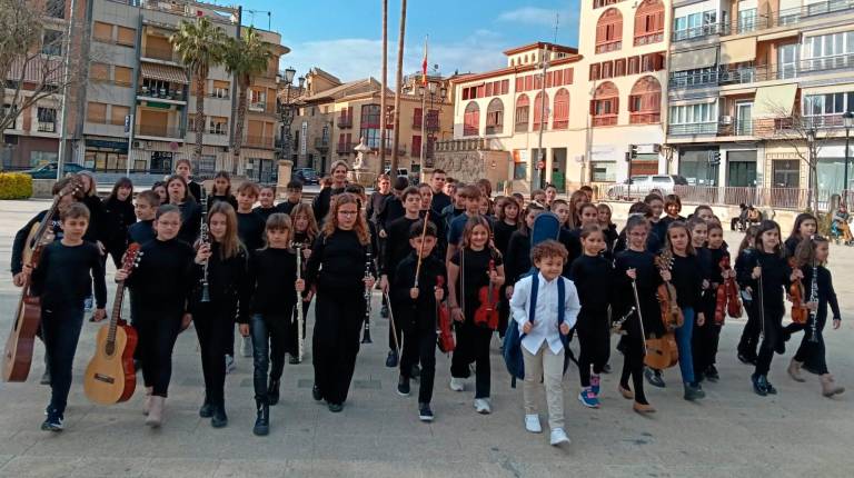 <i>Alumnado y docentes durante el proceso de grabación de la versión del videoclip “Berghain”, de Rosalía, una salida al Paseo de los Álamos que sirvió para estrechar lazos entre la comunidad educativa del Conservatorio Elemental de Música Pep Ventura. </i>