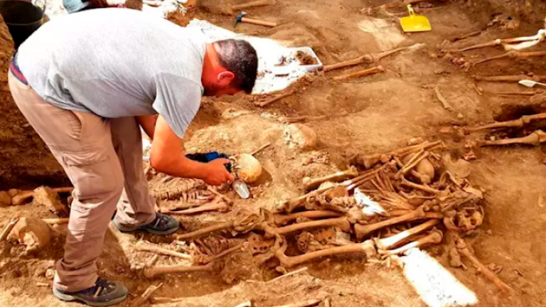 Localizados restos óseos de diez víctimas del franquismo en dos fosas del cementerio de Jimena