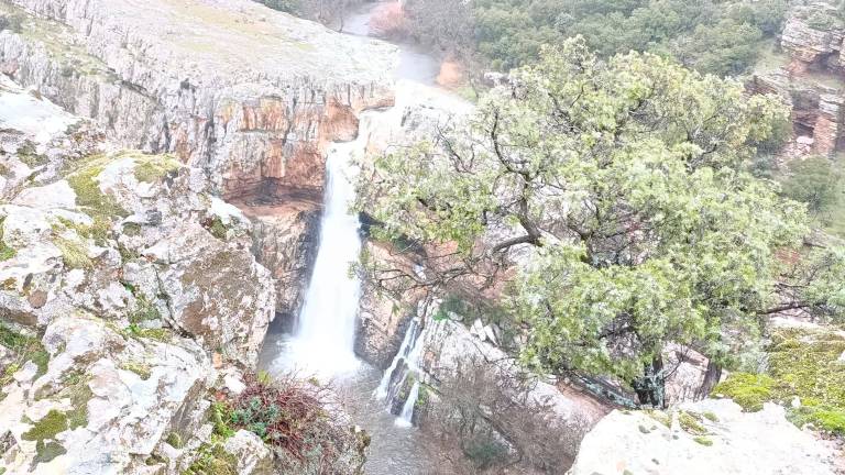 La Cimbarra muestra su espléndido salto de agua