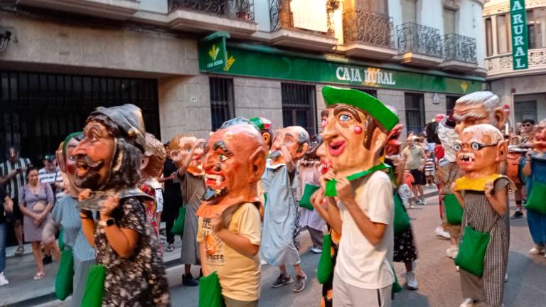 Alegría desbordada en las calles entre Gigantes y Cabezudos en Alcalá la Real
