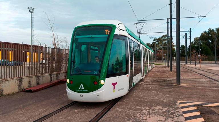 <i>Vista frontal de un coche del tranvía de Jaén durante una de sus pruebas. / Diario JAÉN</i>