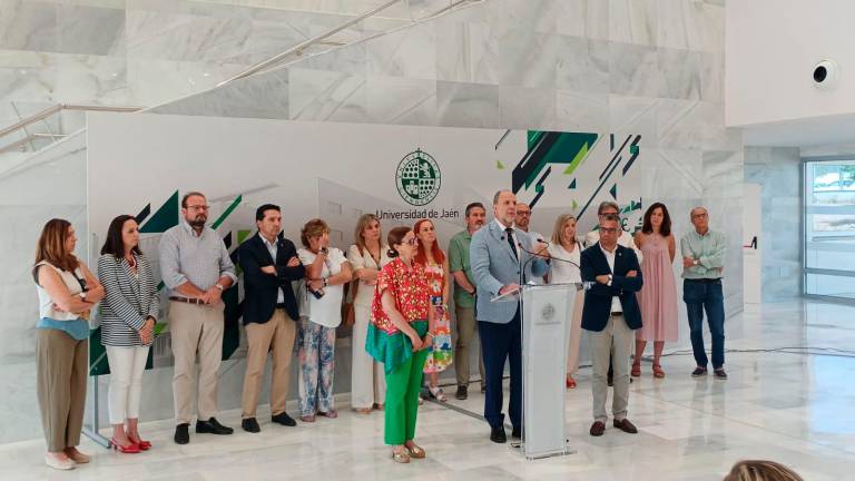 Nicolás Ruiz, flanqueado en primer plano por Hikmate Hayani y Manuel Valverde, y respaldado por miembros de la comunidad educativa. / Álex Gómez / Diario JAÉN. 