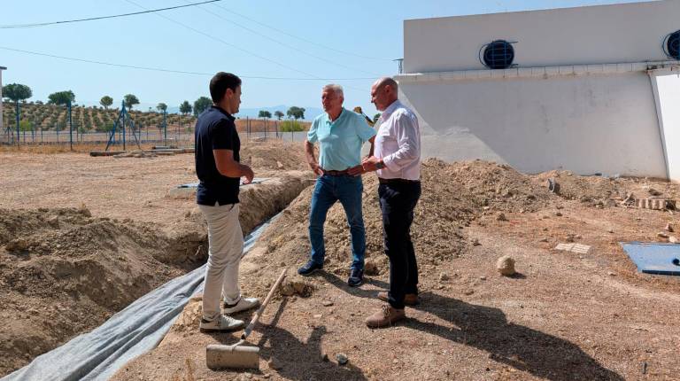 <i>José Luis Hidalgo visita, junto al alcalde de Santo Tomé, Francisco Jiménez, las obras que se llevan a cabo en depósitos de agua. / Diputación de Jaén.</i>