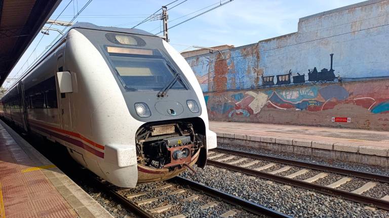 <i>Tren averiado el 31 de mayo en el trayecto entre Madrid y Jaén. / PP Jaén.</i>