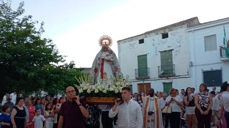 <i>La procesión reunió a vecinos, visitantes, ediles y a la banda de la asociación Amigos de la Música, de Cárcheles. / Juan Rafael Hinojosa / Diario JAÉN. </i>