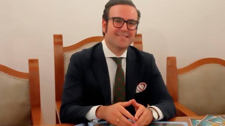 <i>Imagen de Luis Rafael Pérez García en la presentación de su libro en el salón Mudéjar. / Ayuntamiento de Jaén.</i>