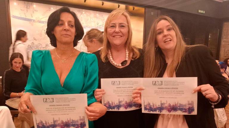 El Congreso de Técnicos de Cuidados Auxiliares reconoce a tres profesionales del Hospital San Agustín