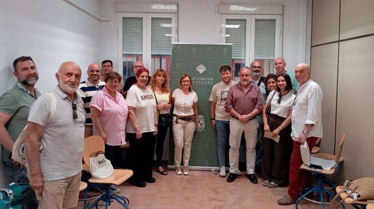 <i>Reunión sobre la implantación del quinto contenedor para reciclaje de materia orgánica. / Ayuntamiento de Jaén. </i>