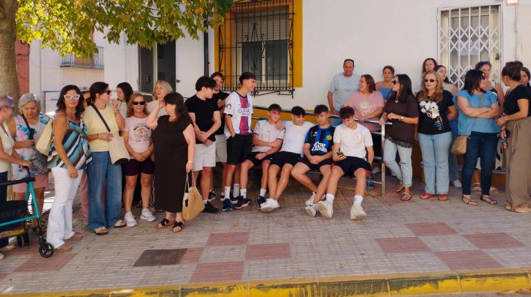 <i>Estudiantes y familiares en la parada del autobús en la manifestación por el transporte escolar en Castellar. </i>