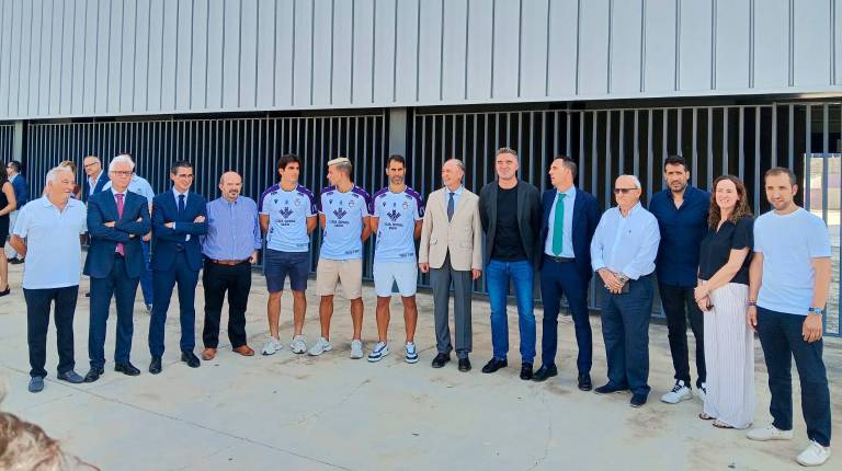 <i>Miembros del consejo de administración del Real Jaén posan con Juan Núñez, Fernando Planelles y Juan Gallego delante de las puertas de acceso al Estadio Caja Rural La Victoria.</i>