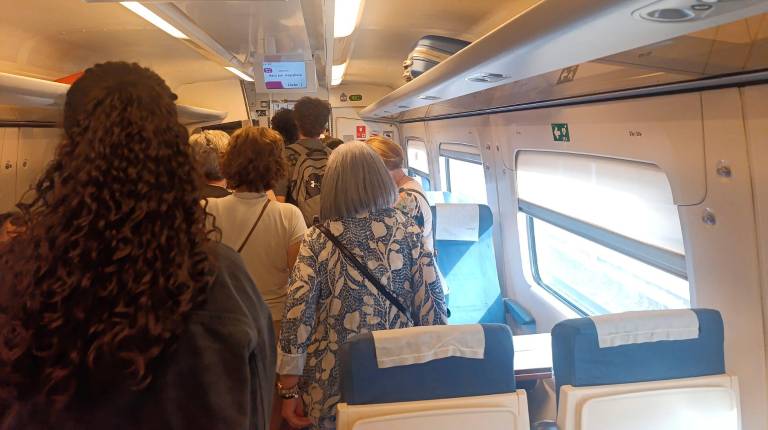 <i>Pasajeros bajándose del tren averiado a la altura de Alcázar de San Juan. / Diario JAÉN</i>