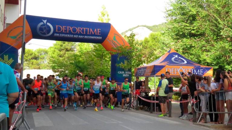 <i>Imágenes del inicio de la carrera, de los miembros del Club de Atletismo Pegalajar y de la premiación en el podio.</i>