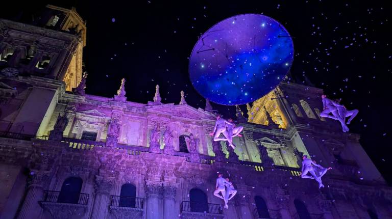 El 27 Festival de Otoño “toca el cielo” en su inauguración con el espectáculo de Zenit Aerial Ballet