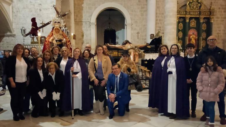 Miembros de la hermandad, junto a las imágenes de Nuestra Señora de la Salud y el Santísimo Cristo de la Misericordia, dentro de San Juan Evangelista. / F. Gaitán / Diario JAÉN. 
