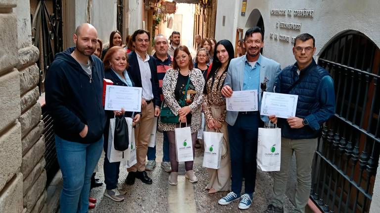 Los comercios jiennenses se engalanan para recibir la Semana Santa en la capital