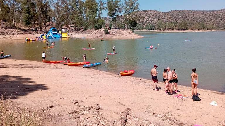 Un grupo de personas disfrutan en la playa del embalse del Encinarejo. / Ayuntamiento de Andújar. 