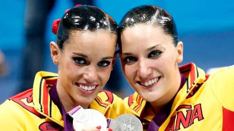 <i>Andrea Fuentes y Ona Carbonell con su medalla conseguida en los Juegos Olímpicos de Londres 2012.</i>