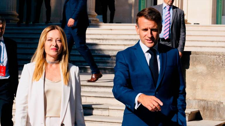 <i>Giorgia Meloni y Emmanuel Macron, en una cumbre bilateral en Antibes (Francia). / Chigi Palace - Filippo Attil / Contacto / Europa Press. </i>