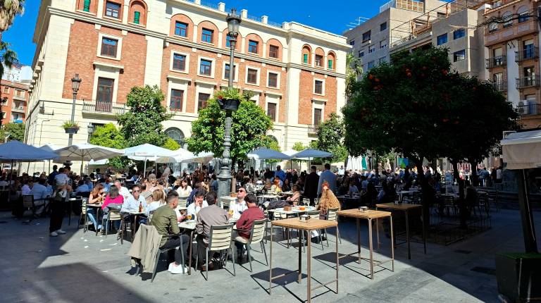 <i>Jiennenses desayunan en la terraza de un establecimiento hostelero en la Plaza Deán Mazas.</i>