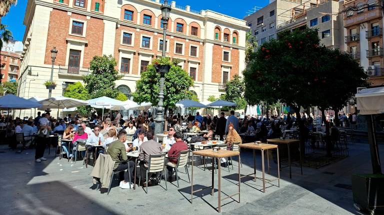 <i>Terrazas de establecimientos hosteleros en la plaza Deán Mazas. / Ayuntamiento de Jaén.</i>