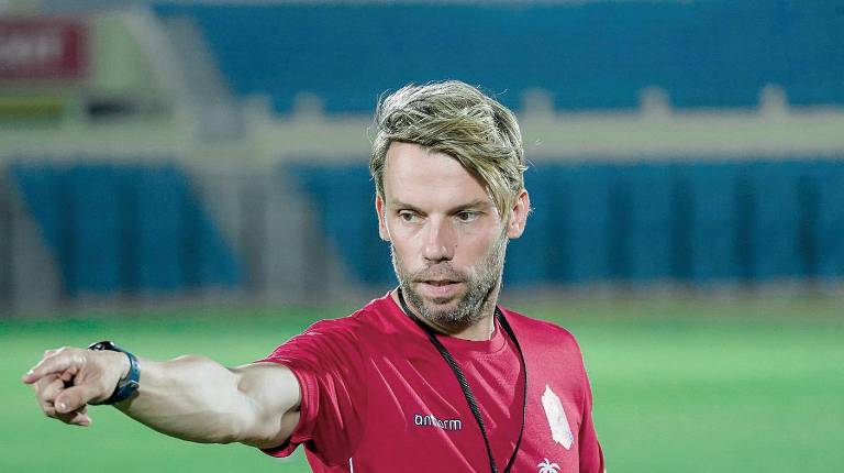 <i>El entrenador jiennense Juan Cortés ya en su nuevo equipo, el Persijap Jepara. </i>