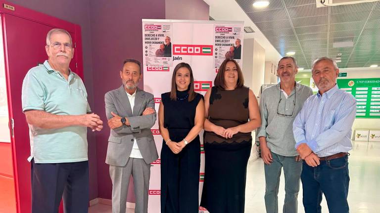 <i>La concejala de Servicios Sociales del Ayuntamiento de Jaén, Ángeles Díaz de la Torre con los intervinientes y promotores del acto. / Ayuntamiento de Jaén.</i>