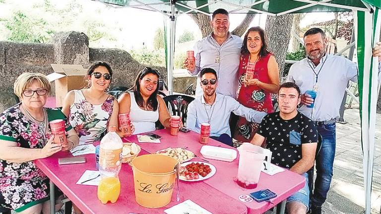 La Abuela se enseñorea de las calles de la aldea alcalaína