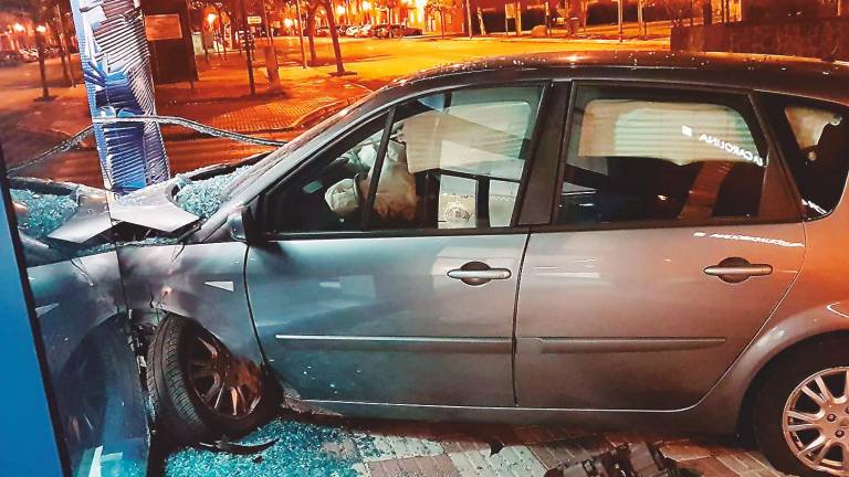 Un coche se estrella contra la Comisaría en La Carolina