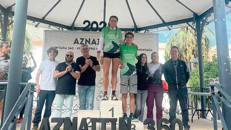 Sonia Vizcaíno posa en lo alto del podio con su maillot de campeona.