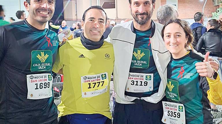 <i>Andrés Pérez, Ángel de la Torre, Álex Medel y Mireia Gálvez en la salida de la carrera.</i>