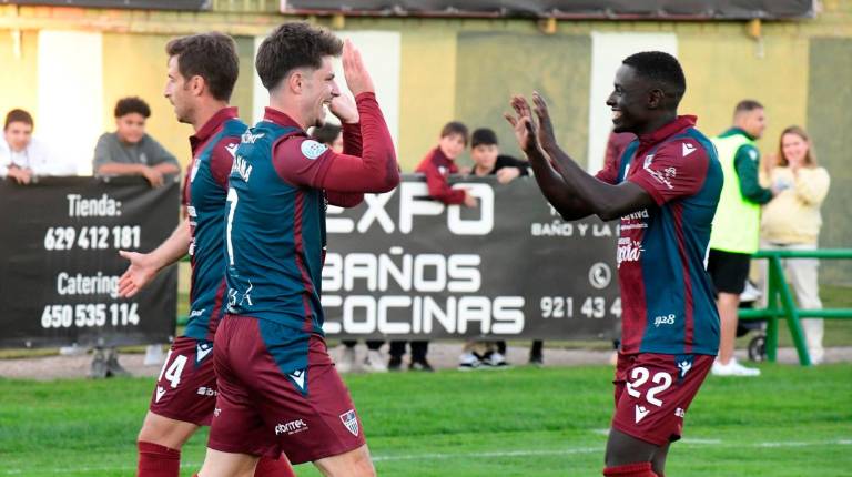 <i>Juanma Domínguez, a la izquierda, celebra un gol con la Gimnástica Segoviana. / Segoviana.</i>