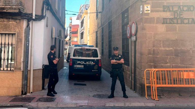<i>Agentes en el entorno de los juzgados de Linares durante la declaración de varios de los detenidos en la operación contra el narcotráfico. / Europa Press.</i>