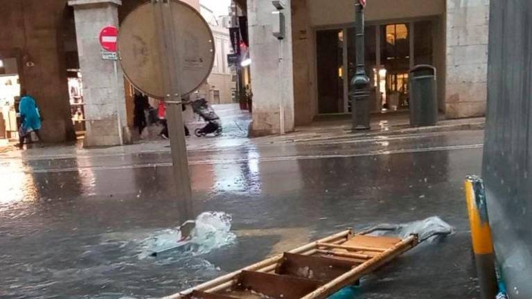 Vías cortadas y rescates de vehículos a causa del temporal en varios puntos de España