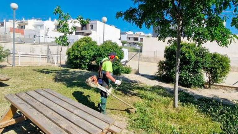 El Ayuntamiento de Jaén sigue con tareas de desbroce y limpieza en colegios y parques