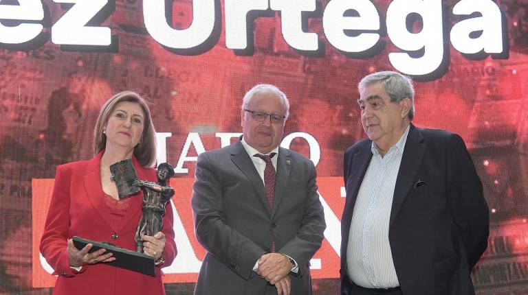 <i>Fina Ortega (izquierda), y Luis Carlos Pérez, (derecha), reciben el reconocimiento de manos de Rafael Morales, presidente de la Audiencia Provincial de Jaén, en el centro. / Agustín Muñoz / Diario JAÉN.</i>