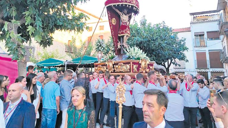 Tributo de pétalos en Iznatoraf al Cristo de la Vera Cruz