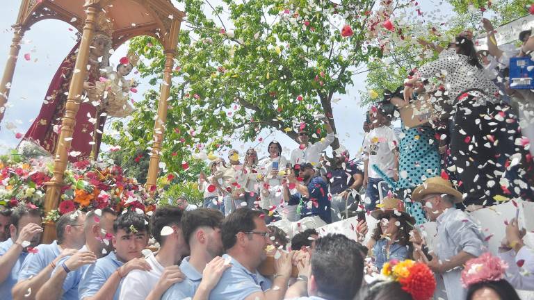 Flores y cánticos por “La Abuela” y la Virgen Niña en Torredelcampo