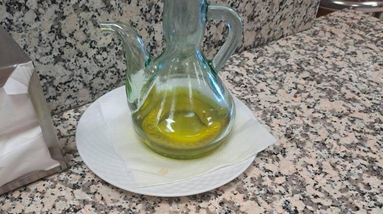 <i>Aceitera rellenable en un bar. / UPA</i>