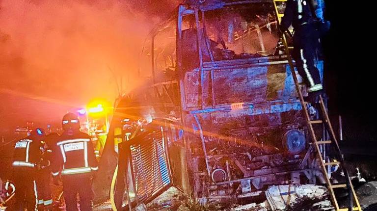 <i>Efectivos del cuerpo de Bomberos de Jaén actuando contra el fuego. / Bomberos de Jaén.</i>